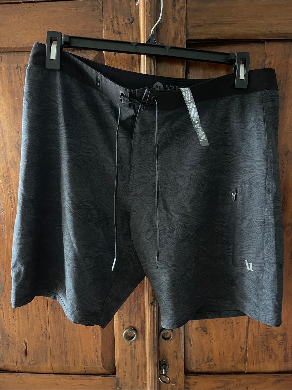 NWOT VUORI  Men's Black Wave-printed  Board Shorts size 34,